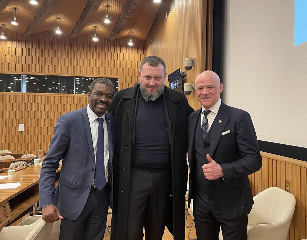 Sergey Nazarov, Gründer der Agentur bei einer außergewöhnlichen Sitzung der UNESCO, bei der das historische Zentrum von Odessa in die Liste des Weltkulturerbes aufgenommen wurde. Die Kommunikationsagentur Consulting ist einer der Entwickler des Nominierungsdossiers zur Aufnahme des historischen Zentrums der Stadt in die UNESCO-Welterbeliste.